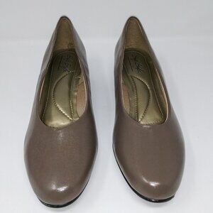 NWOT Hush Puppies Tan Low Heeled Shoe Sz 9.5